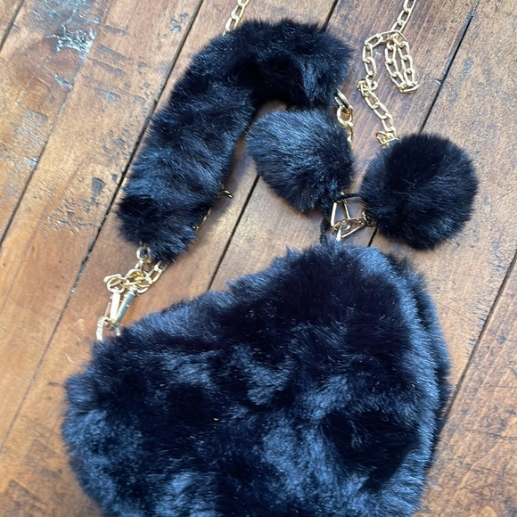 2/$30•Black🖤 Faux Fur Heart Shaped Purse / Bag - Picture 4 of 4